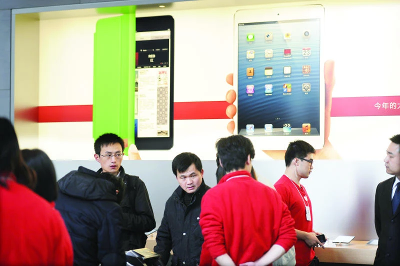 Smartphone, tablet makers vie for attention