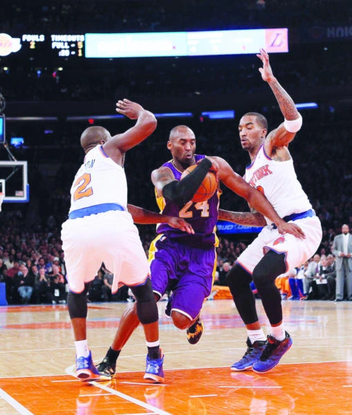 Knicks hold on to beat Lakers