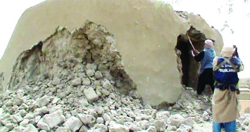 Rebels in Mali destroy Timbuktu monuments