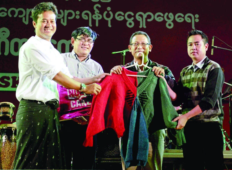 Jumper knitted by Suu Kyi fetches $ 50,000 at auction