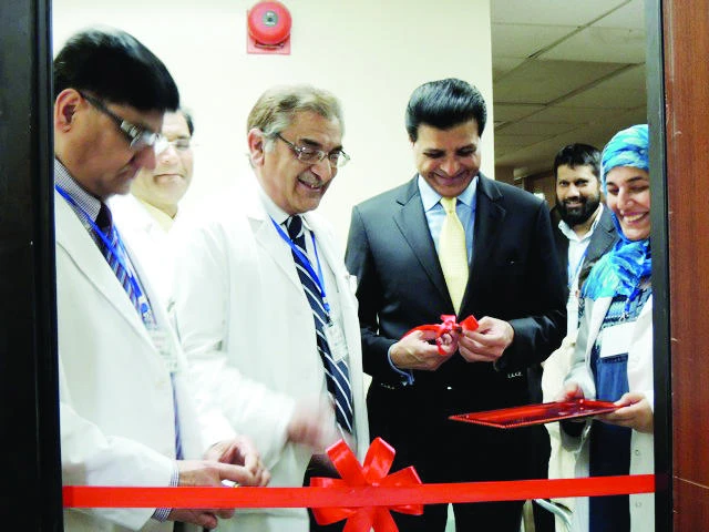 Pakistan eye clinic draws hundreds