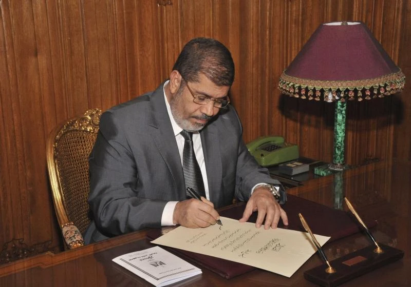 Mursi walks a tightrope