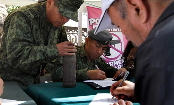 Blood-stained Mexico tries gun swaps
