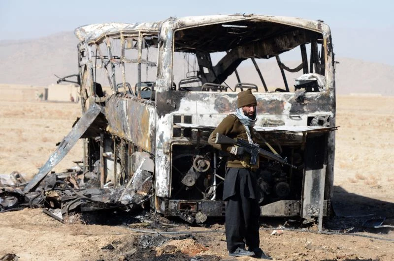 Bomb kills 19 Pakistan pilgrims, 21 troops shot dead