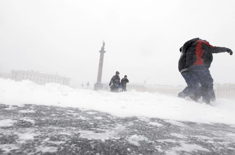 Russian drivers stuck in snow for days in giant traffic jam