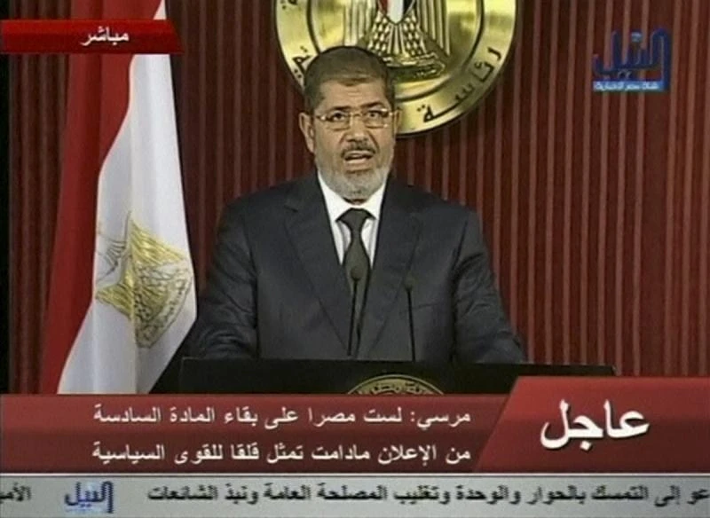 Egypt’s Mursi defies protesters, pushes on with referendum