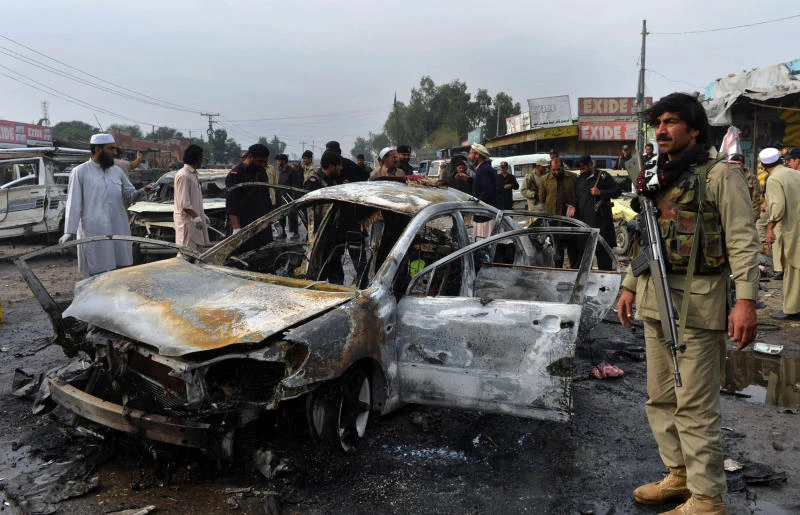 Bomb attack kills 16, injures 70 at Pakistan market