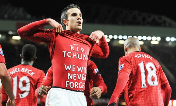 Ferguson thanks RVP as United reach ‘halfway’