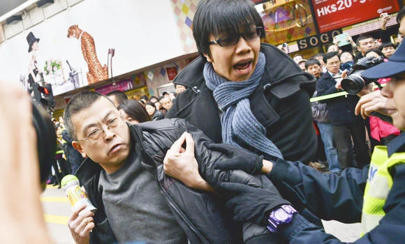 Scuffles erupt at Hong Kong pro-government march