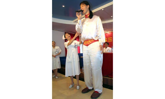 World’s tallest woman dies in China: authorities