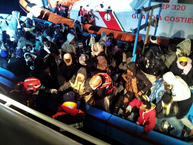 400 African migrants arrive on Italian island