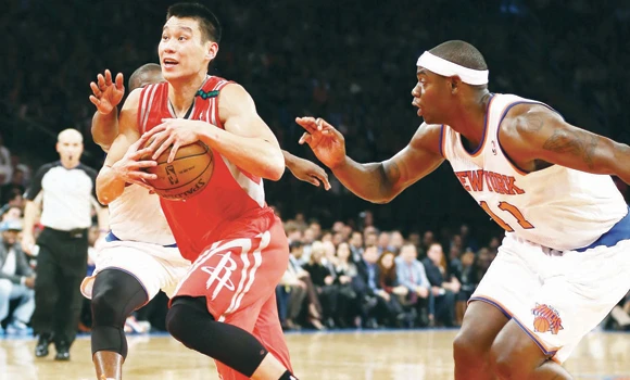 Lin leads Rockets rout in return to New York