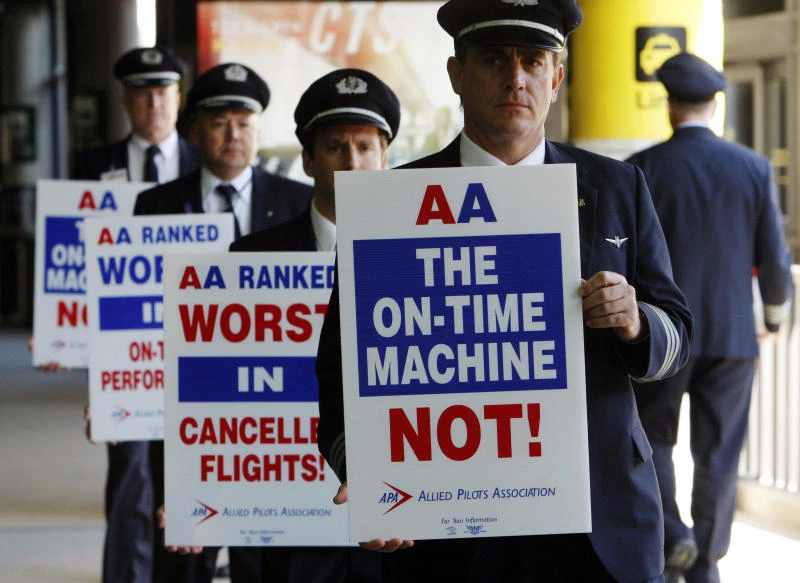 US Airways makes merger offer to AMR