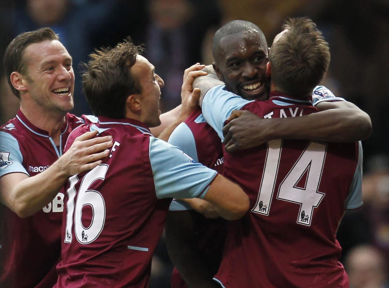Chelsea slumps at West Ham, Man City held