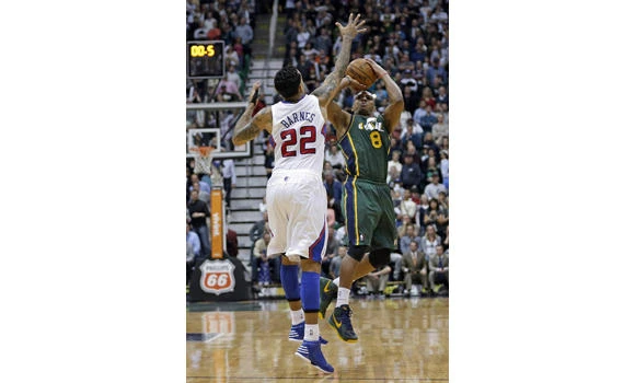 Clippers edge Jazz for 16th straight win