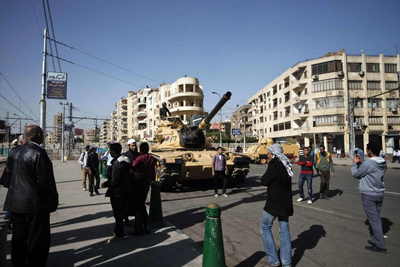 Mursi gives Egypt's troops security role in referendum