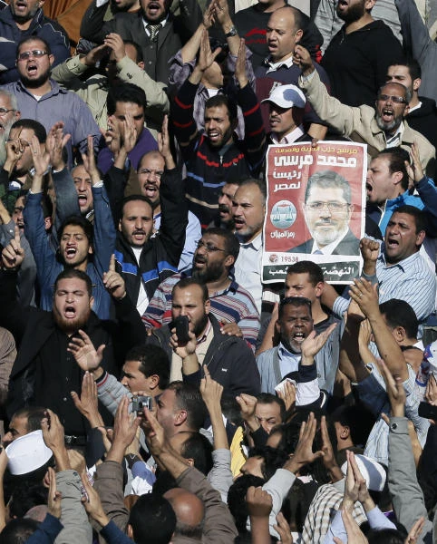 Thousands gather at Al-Azhar to support Mursi