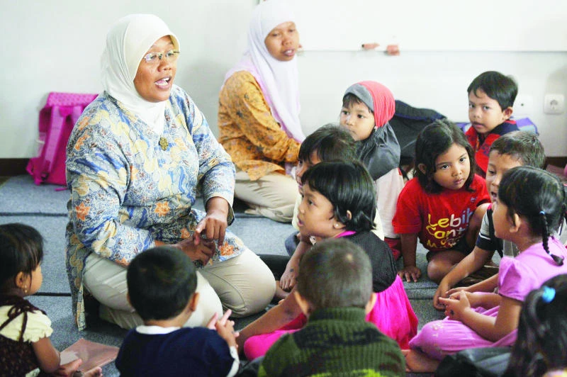 Indonesian woman helps turn page for literacy with library