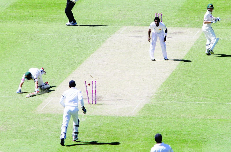 Australia leads Sri Lanka but tosses away wickets in Sydney