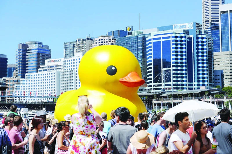 Giant rubber duck brings Sydney fest to life
