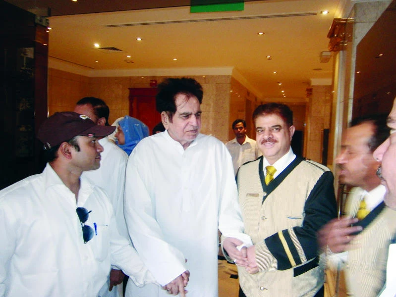 Fans queue up for actor Dilip Kumar in Madinah