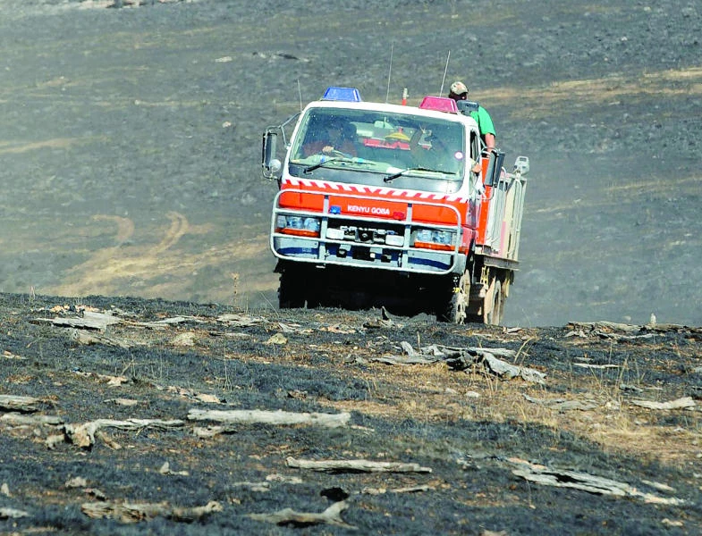 Aussie firefighters race to beat rising heat