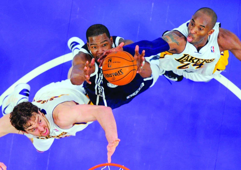 Clippers halt skid, Lakers post rare big win