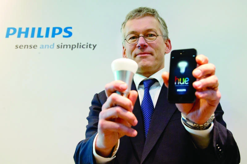 Philips loss shrinks in Q4; sheds division