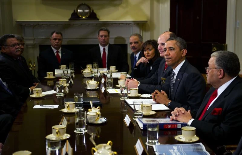 Obama turns to police officers in gun control fight