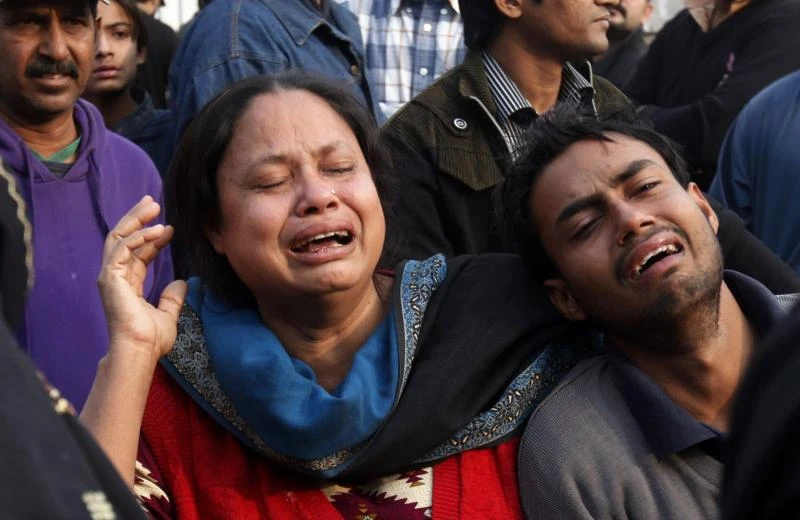 Karachi shuts down amid unrest over assassination