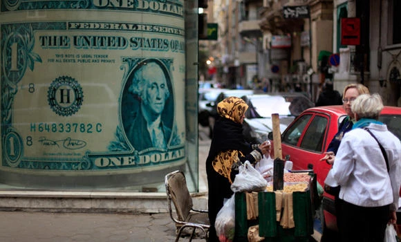 Egyptian currency sinks to new low