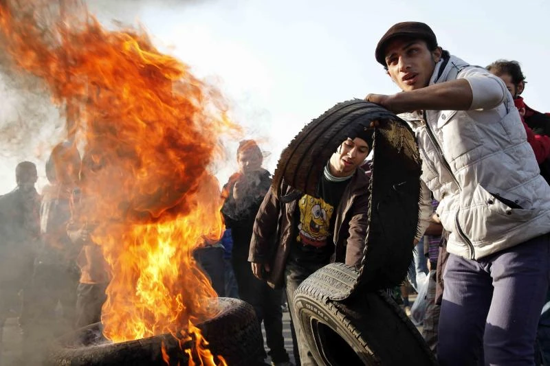 Egyptian protesters clash with security forces