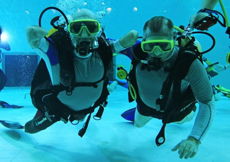 Limbless Frenchman in new exploit with 33-meter dive