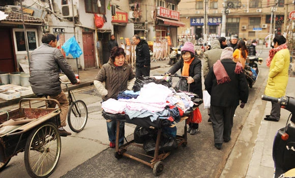 China trade surplus surges despite economic weakness