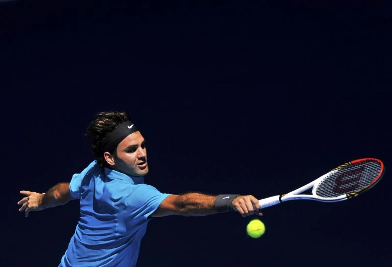 Serena injured, Federer coasts at Australian Open