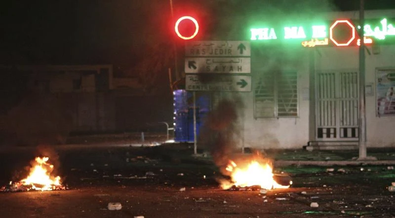Tunisians set fire to police station, cars in border town protest