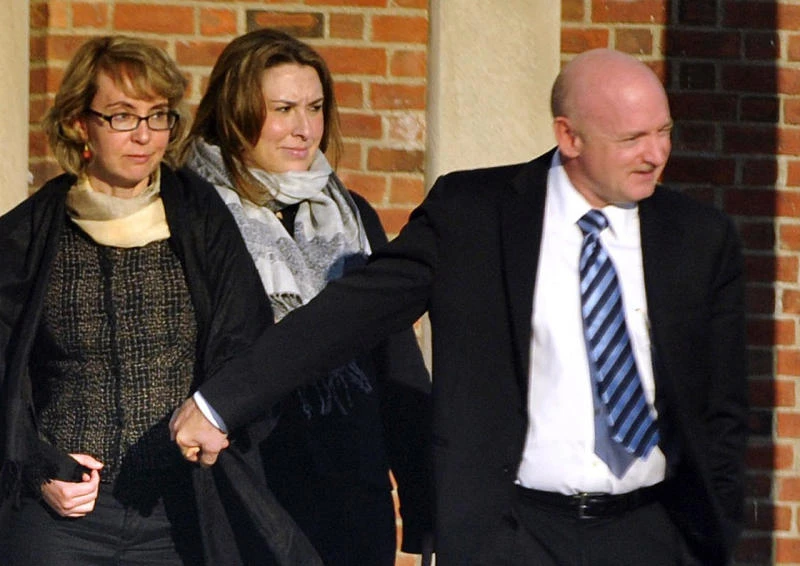 Ex-congresswoman Giffords visits shooting victims’ families