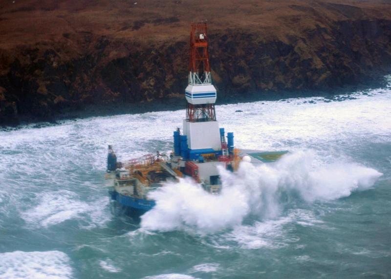 Storm hinders salvage of grounded drilling ship
