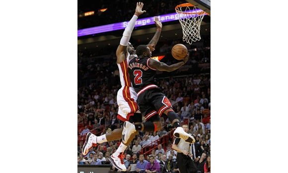 Boozer leads Bulls to win at Miami