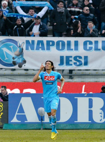 Late Cavani strike gives Napoli win
