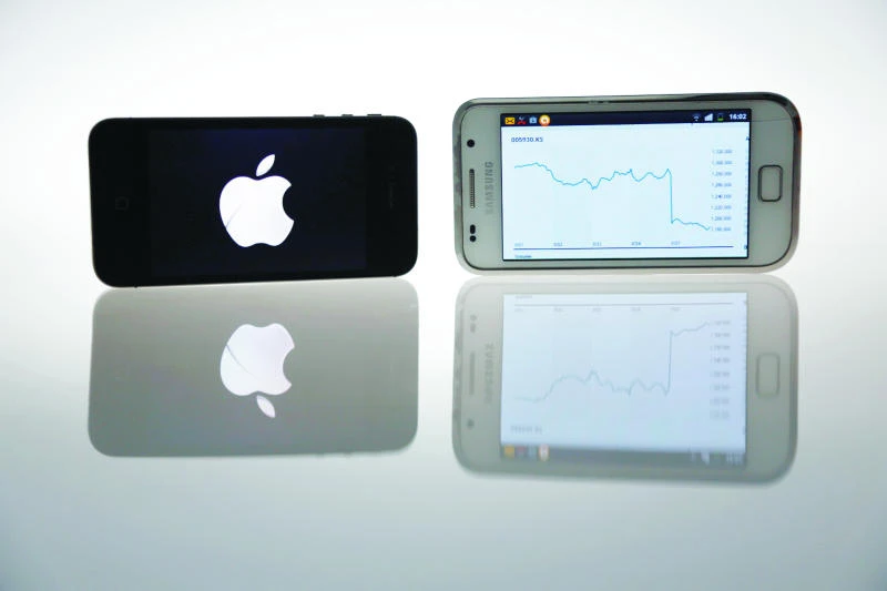 Apple pips Samsung for mobile phone sales