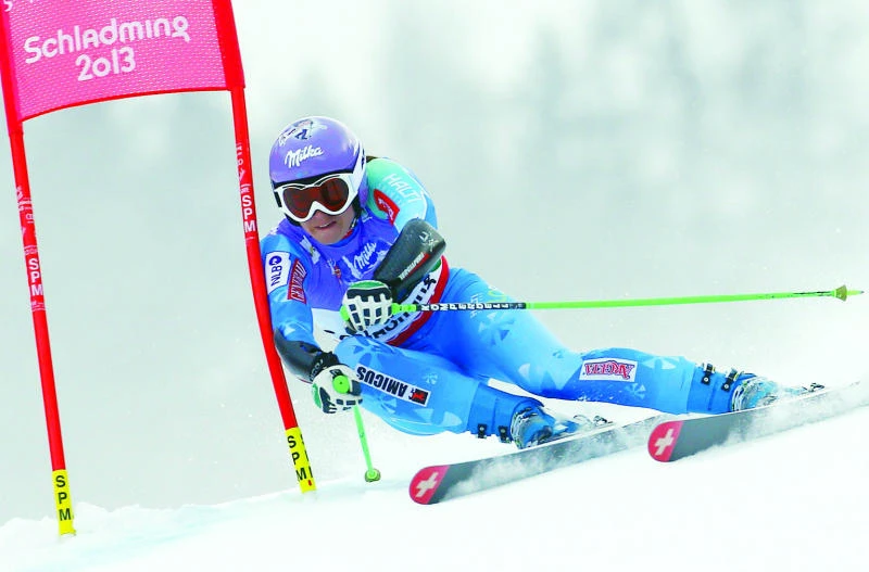 Maze claims world super-G gold, Vonn crashes