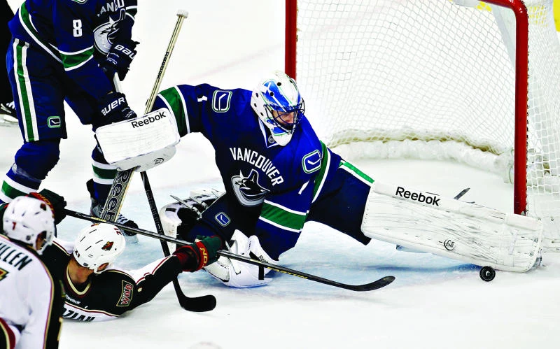 Luongo stars as Canucks make it 6 in row vs. Wild
