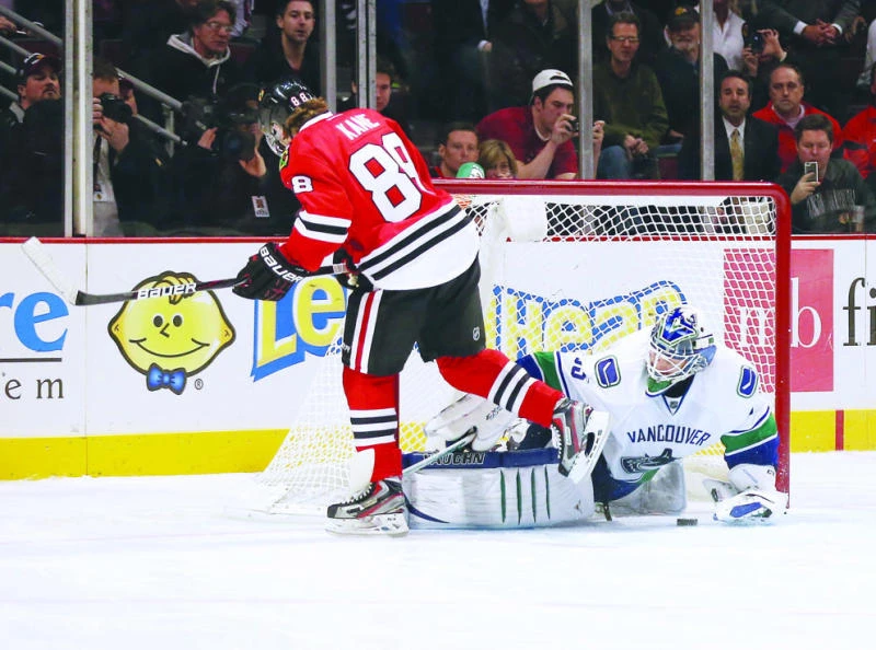 Blackhawks beat Canucks to match record for season-opening point streak