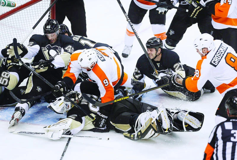 Voracek hat trick helps Flyers sink Pens