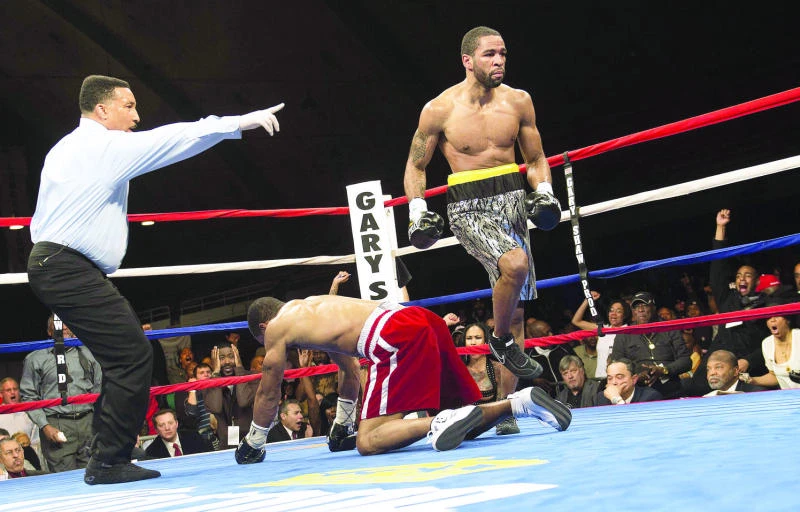 Peterson stops Holt to keep light-welter title