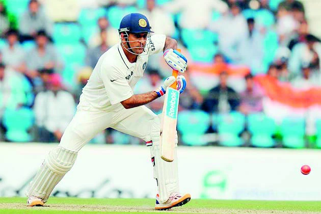 Dhoni delights as India takes 135-run lead over Aussies