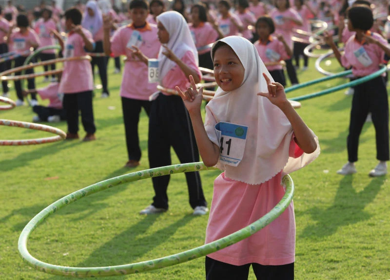 Hula! Thailand breaks hula hoop dancing record