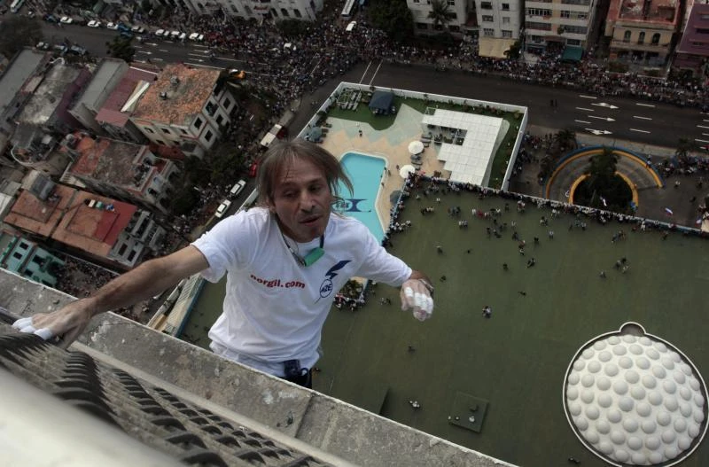 Climbing ‘Spider-Man’ puts on show for Cuba kids