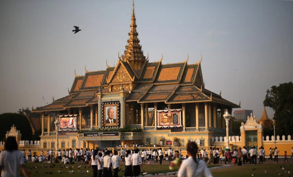 Cambodia cremates ex-king Sihanouk
